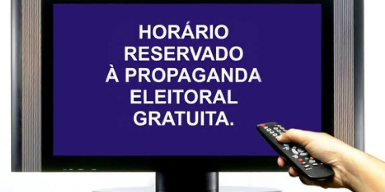 Estúdio de televisão com apresentador e câmeras durante gravação de programa