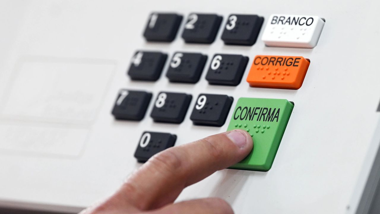 Microfone e material de campanha em estúdio de televisão