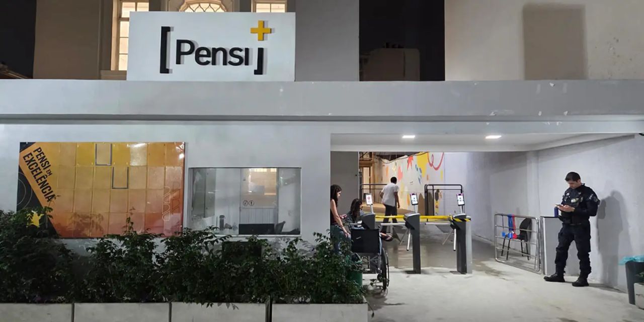 Eleitor diante de portão fechado em seção eleitoral