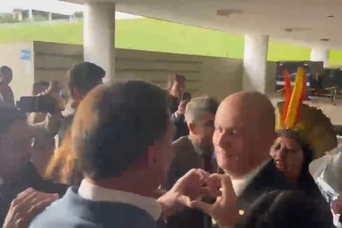 Manifestantes gritam 'sem anistia' na saída do Congresso Nacional