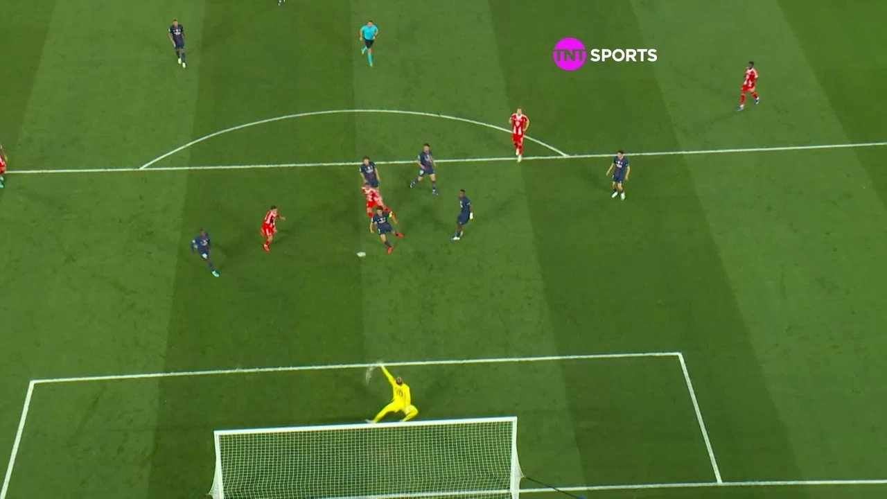 Jogadores comemoram gol durante PSG x Bayern no Parc des Princes