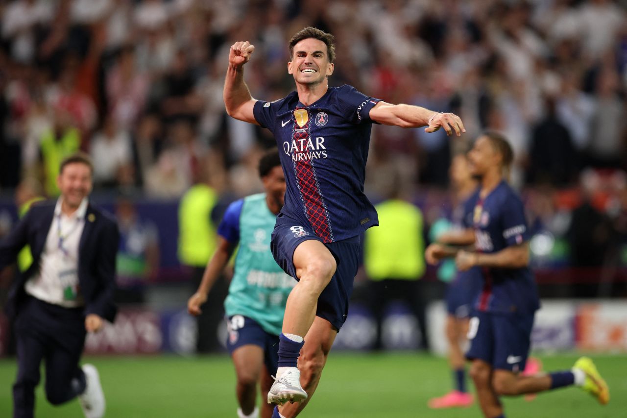 Fabián Ruiz celebra o título da Champions pelo PSG