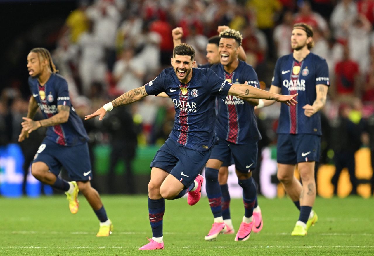 Jogadores do PSG comemorando o título