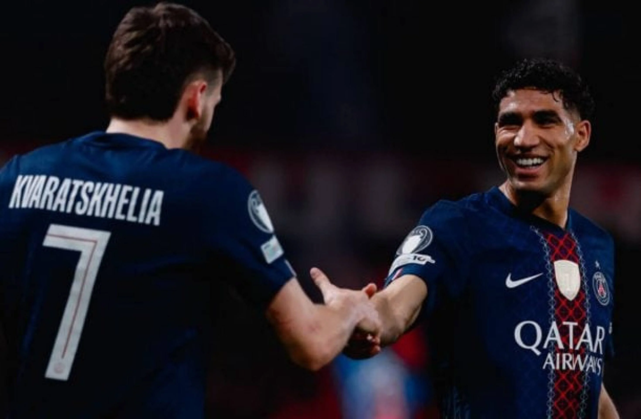 Jogadores do PSG comemoram gol contra o Liverpool