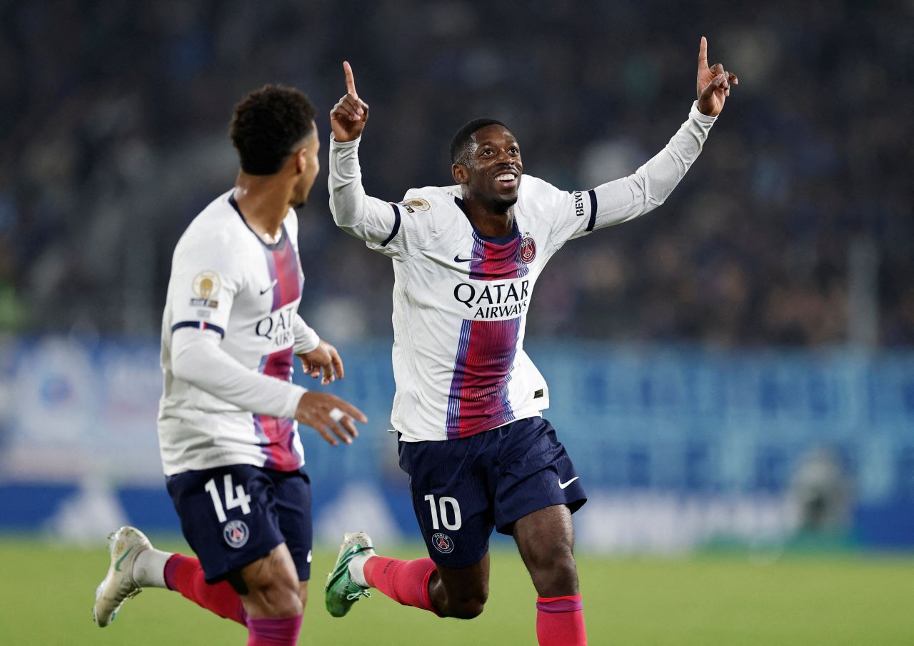 Dembele comemora gol pelo PSG contra Strasbourg