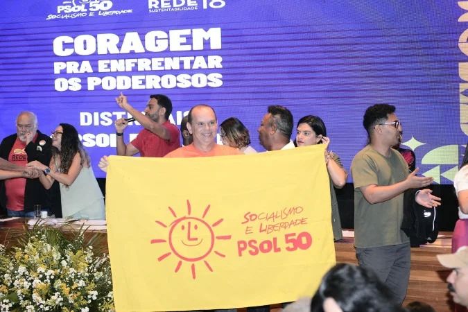 Bandeiras do PSOL e da Rede em ato político