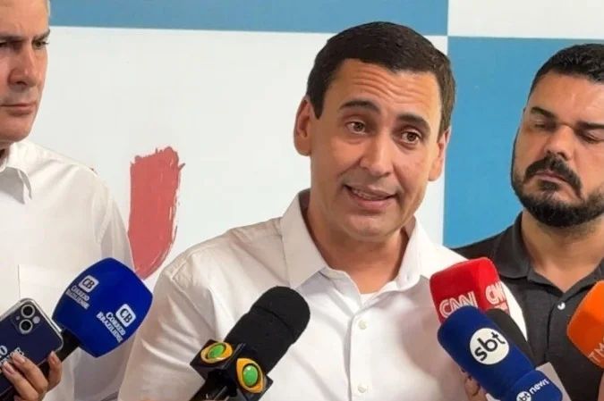 Éden Valadares falando à imprensa