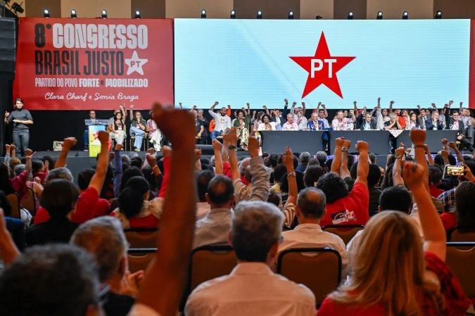 Militantes usando celular e computador