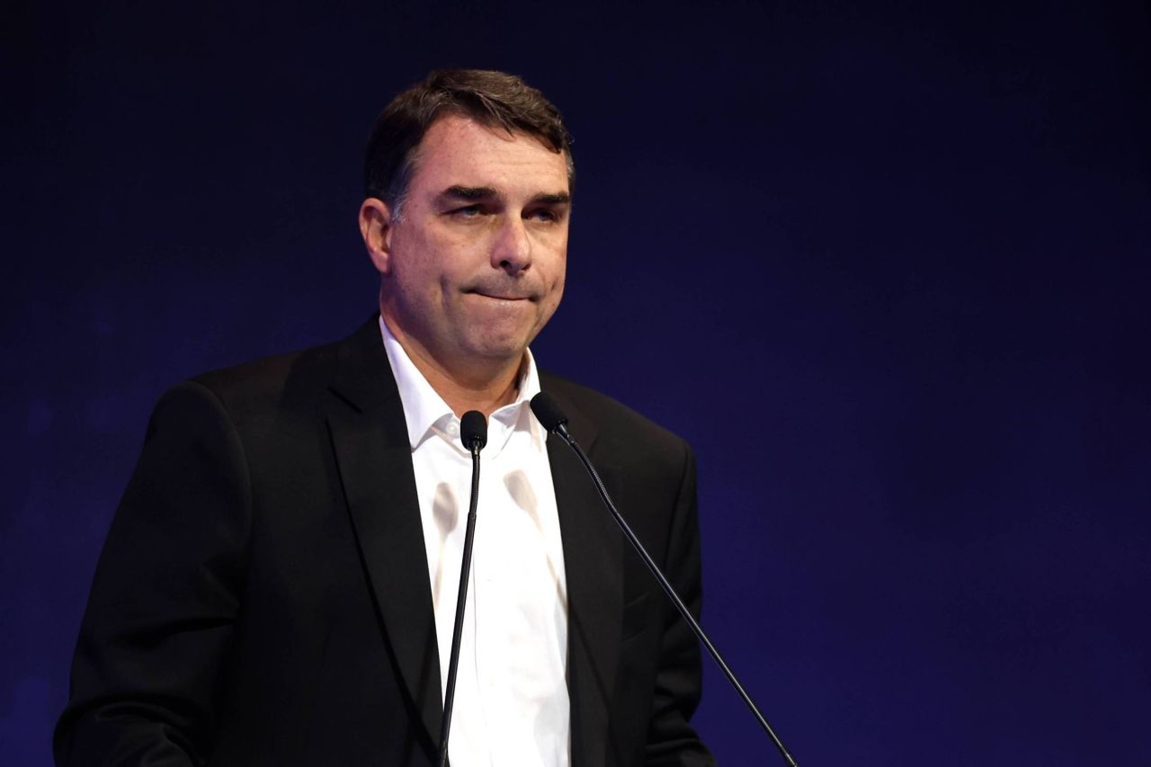 Flávio Bolsonaro discursa em evento público