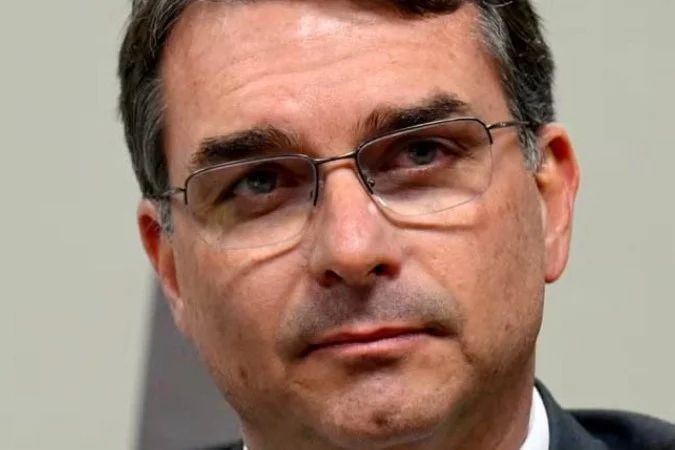 Flávio Bolsonaro em evento com embaixadores