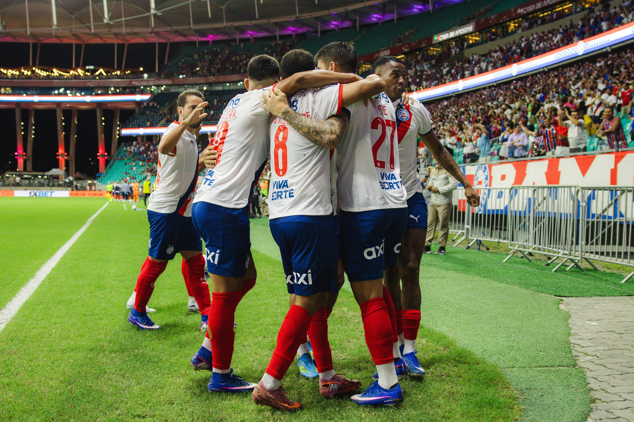 Jogadores do Bahia comemorando gol na Fonte Nova