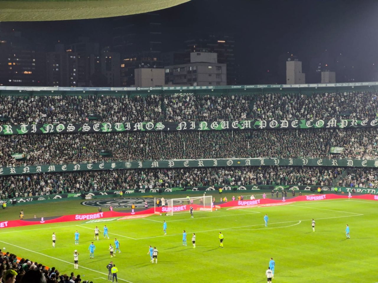 Torcida no Couto Pereira em partida da Copa do Brasil