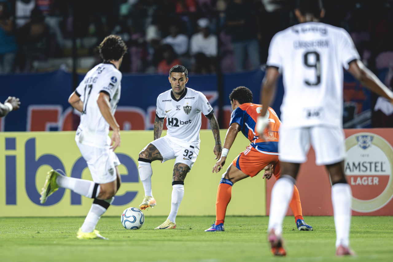 Jogadores do Atlético-MG em campo durante partida contra Puerto Cabello