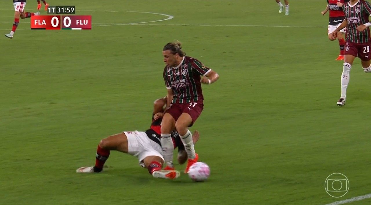 Pulgar disputa lance com jogador do Fluminense