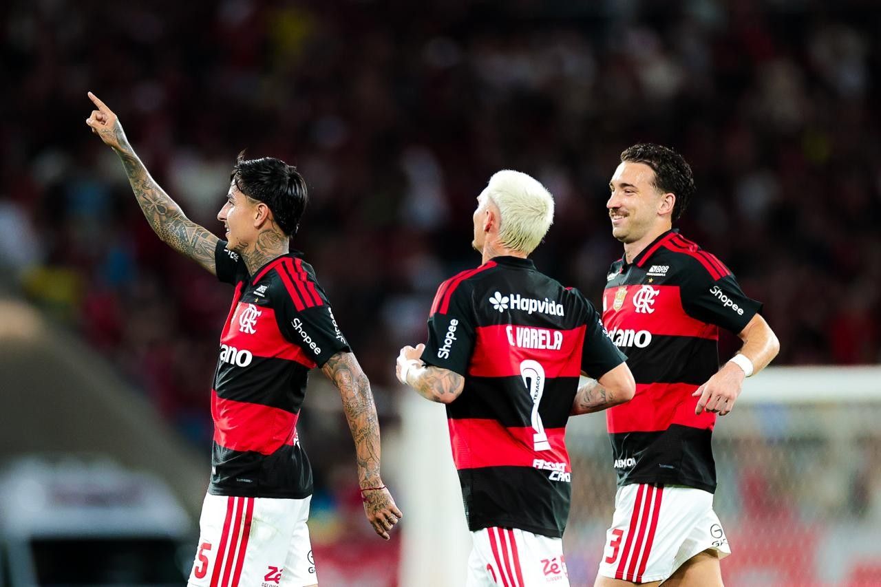 Pulgar comemorando gol junto a companheiros no Maracanã