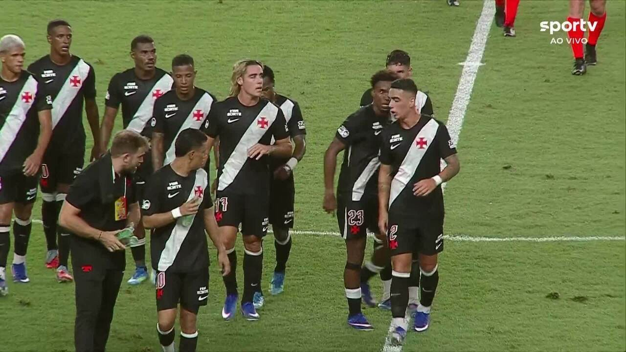 Puma Rodríguez e Thiago Mendes discutem no intervalo