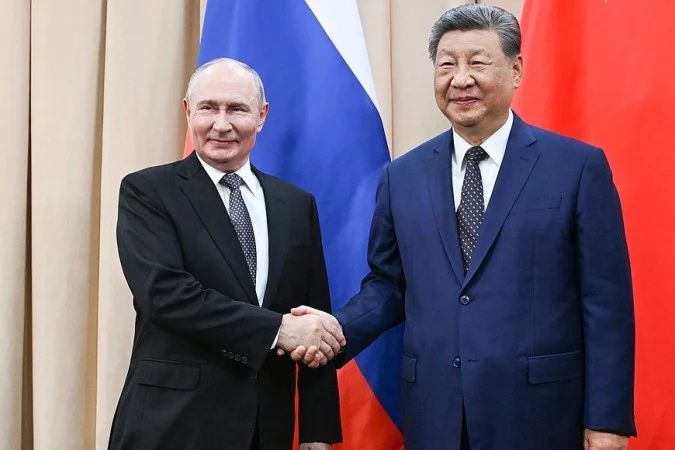 Putin e Xi Jinping em encontro bilateral em Bishkek