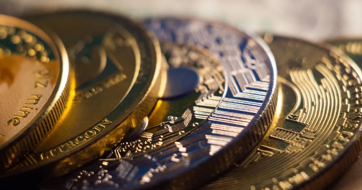 Ilustração com ícones de Bitcoin, Ethereum e Solana