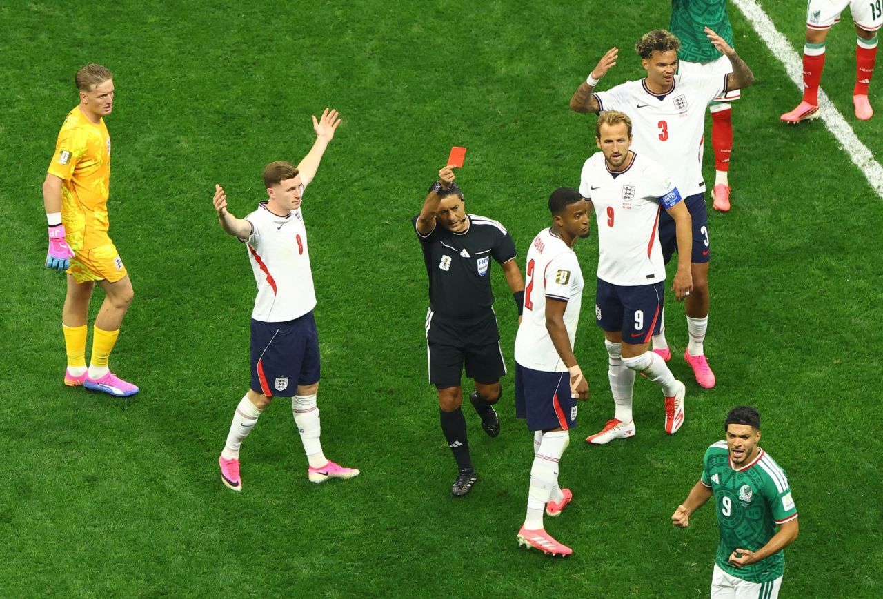 Jarell Quansah expulso no jogo contra o México