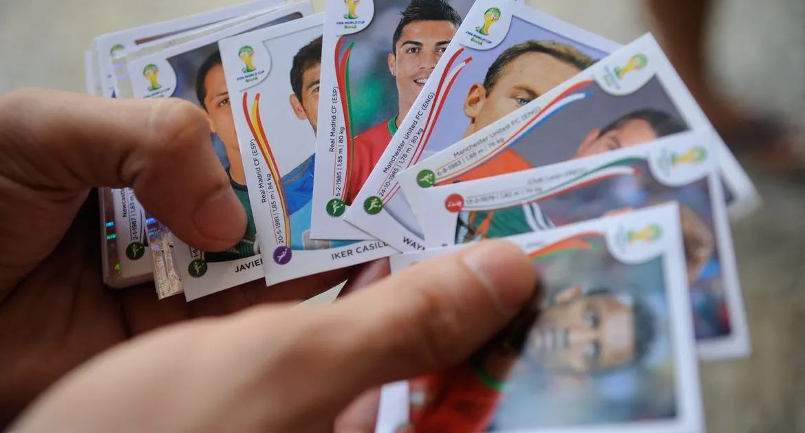 Pacote de figurinhas da Copa em cima de um álbum