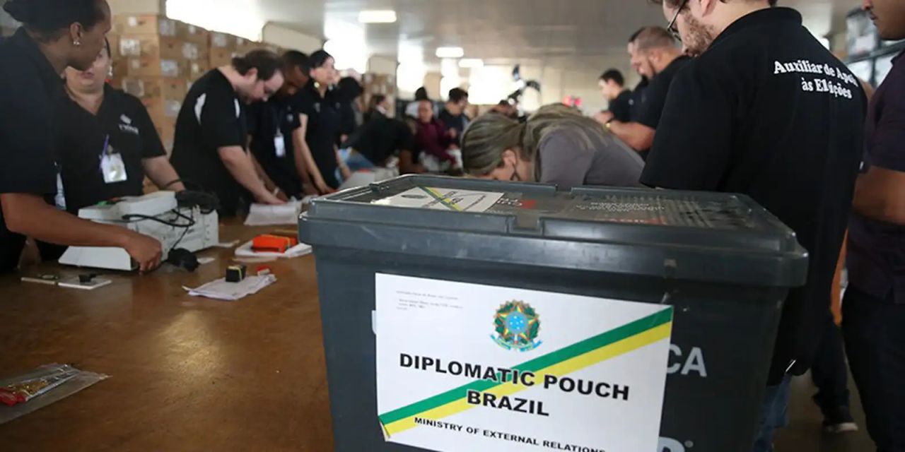 Eleitores brasileiros em seção eleitoral no exterior