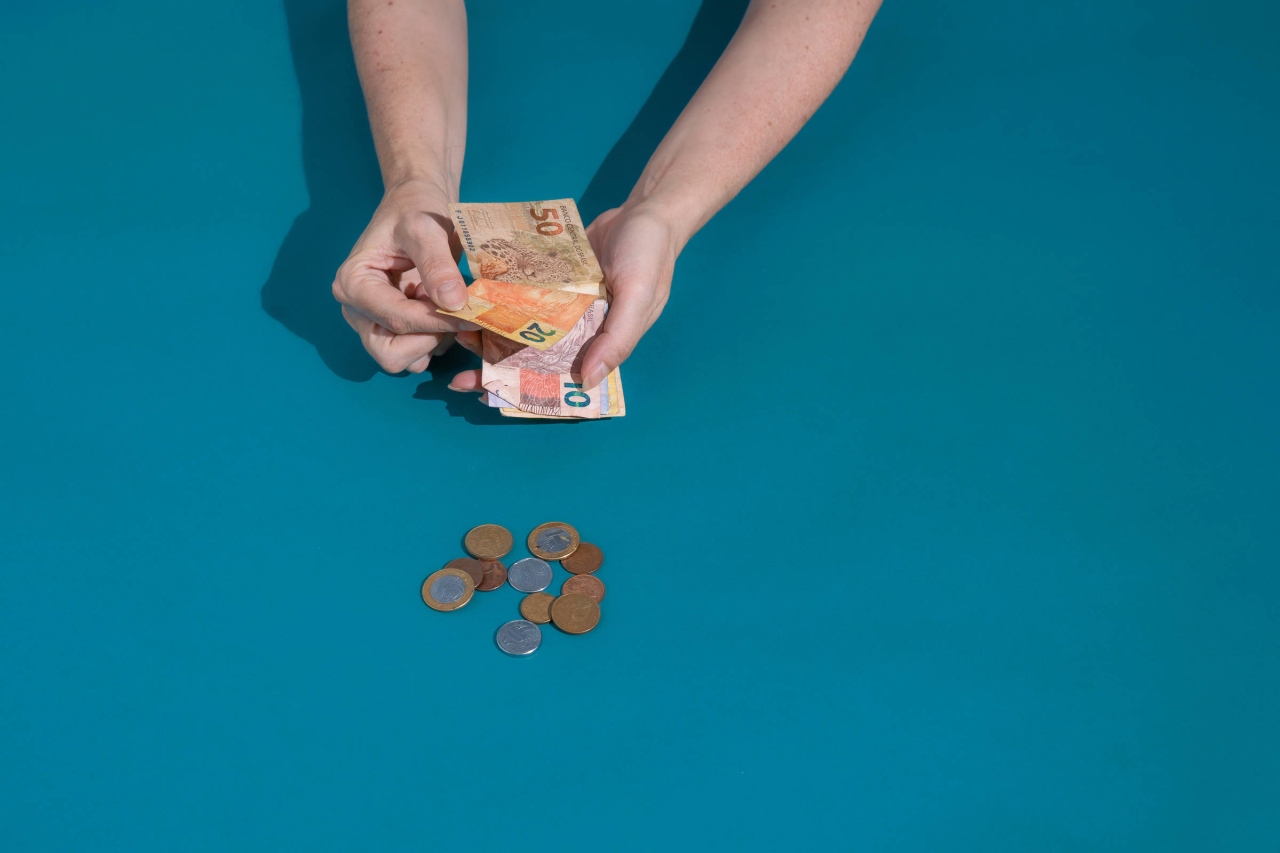 Pessoas consultando contas e papéis financeiros