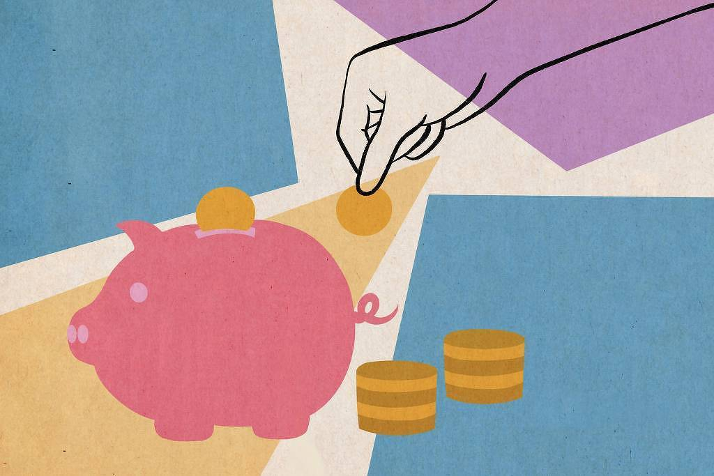 Mãos segurando moedas e cédulas simbolizando reserva financeira