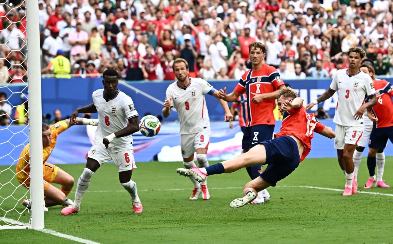 Jogadores da Noruega após derrota para a Inglaterra nas quartas