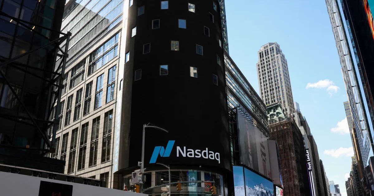 Tela com gráficos e cotações de mercado