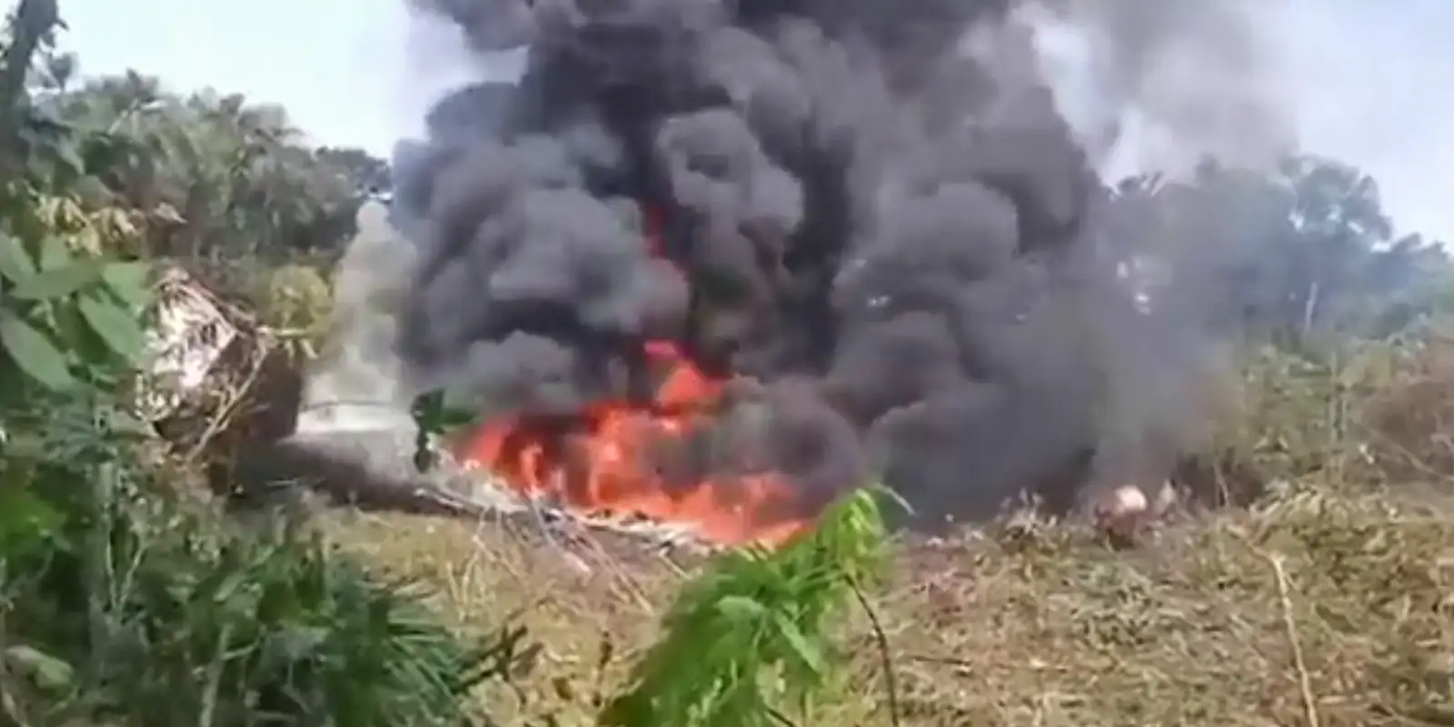 destroços de avião militar na Colômbia