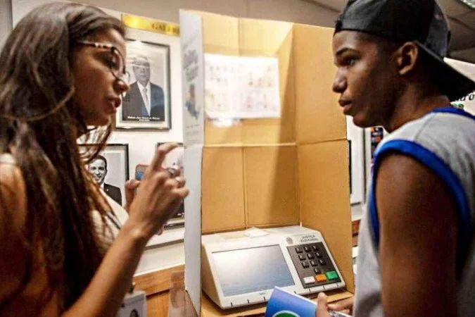 Jovens em fila para votação