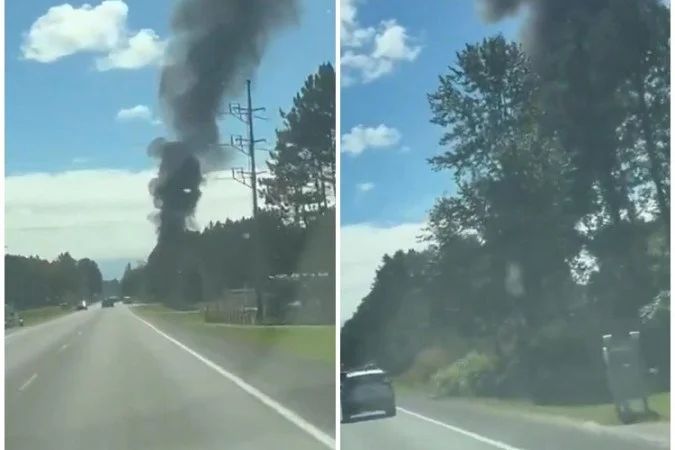 Destroços de caça F-16 em campo após queda