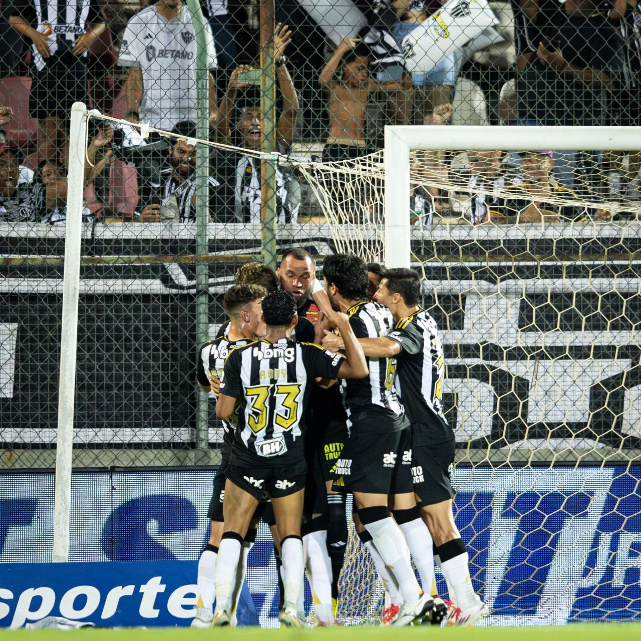 Jogadores do Atlético comemoram defesa de Everson