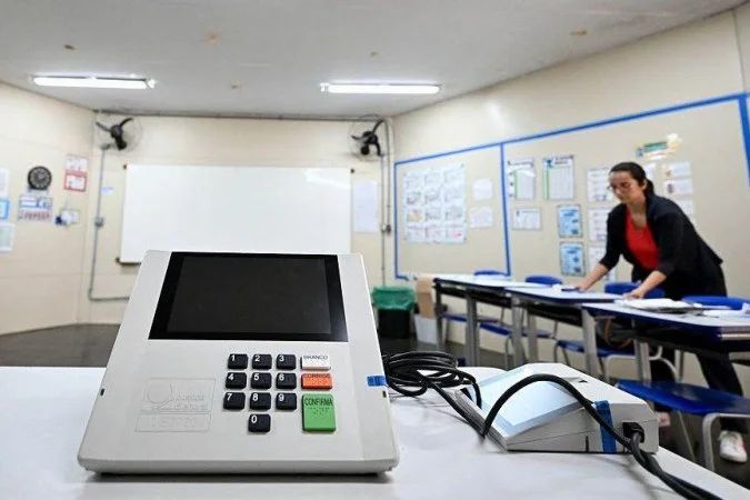 Eleitor usando urna eletrônica