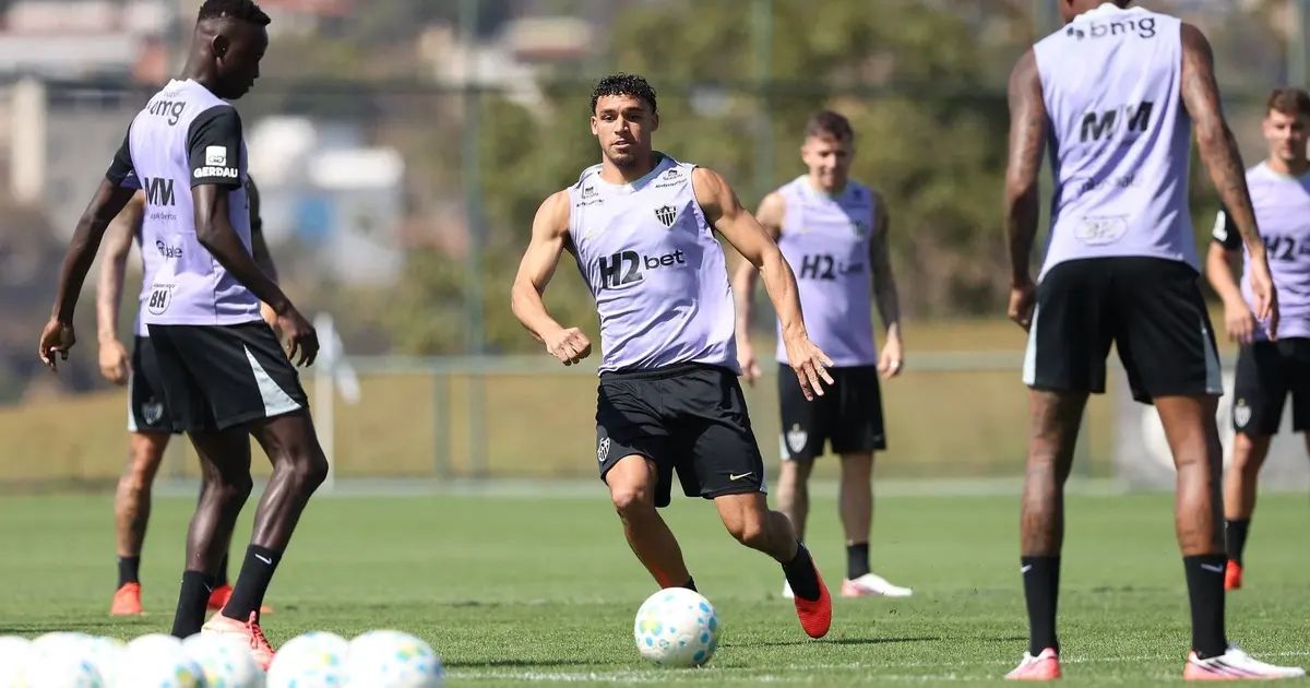 Eduardo Domínguez comandando treinamento do Atlético-MG