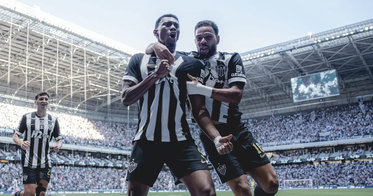 Renan Lodi com a camisa do Atlético em partida