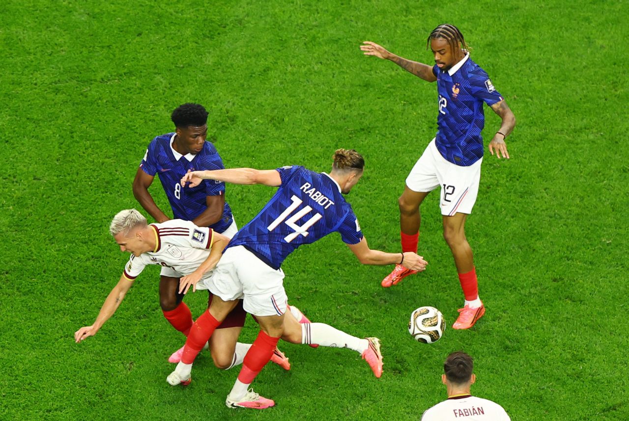 Rabiot conversa com Deschamps no gramado em Miami