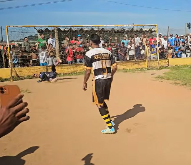 Jogadores do Raça Pura comemorando o título da Copa Paulão