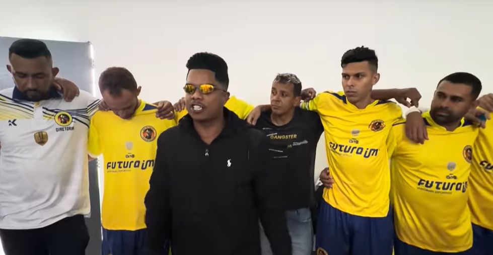Jogadores do Raça Ruim comemorando o título da Copa Metal Ferraz