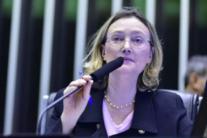 Michelle Bolsonaro e Flávio Bolsonaro em imagem de vídeo divulgado