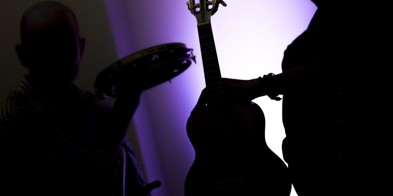 Cavaquinho e flauta em roda de choro