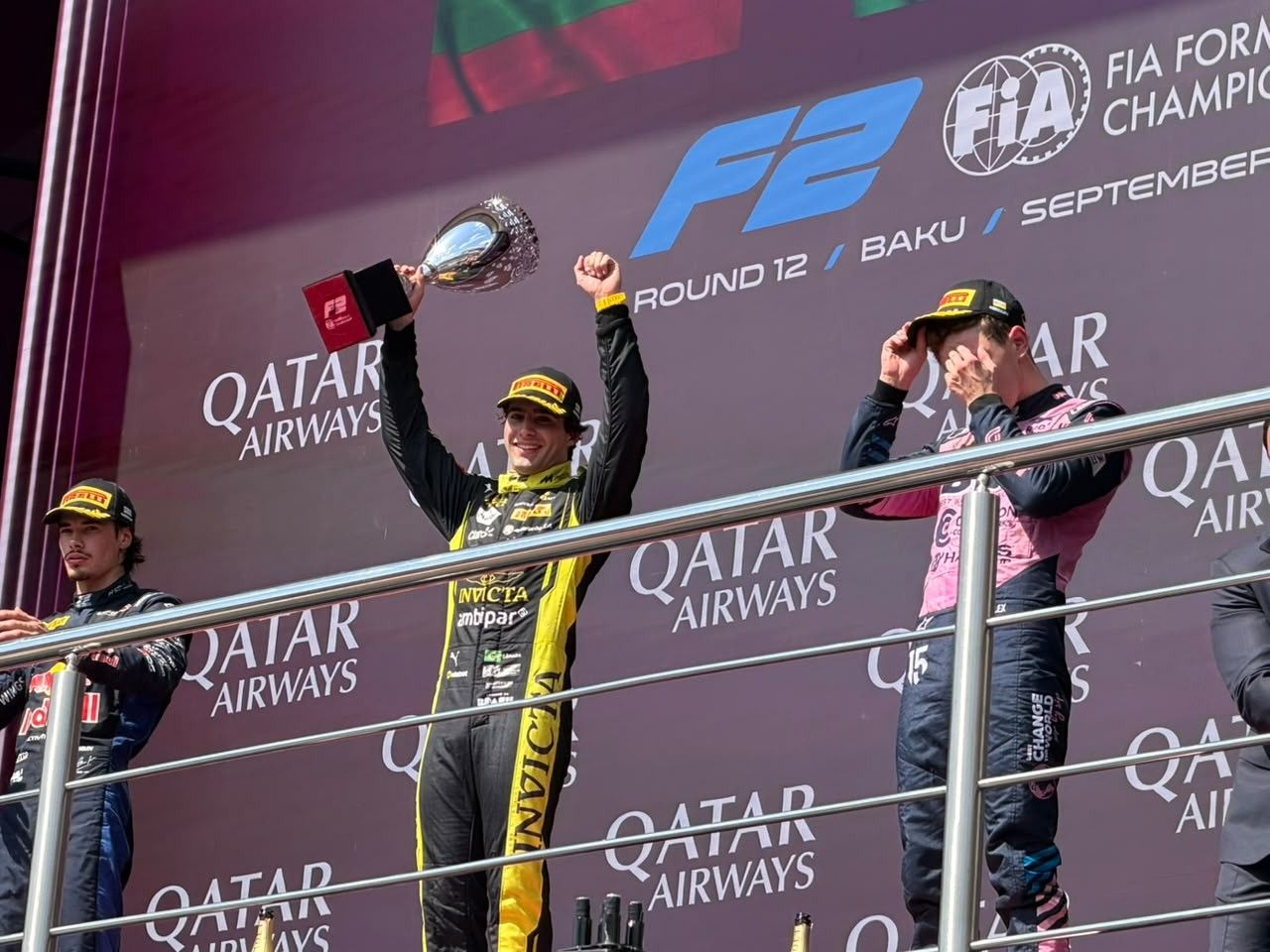 Rafael Câmara comemorando vitória na pista de Baku