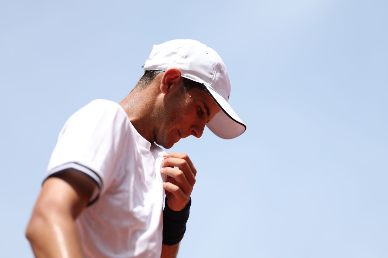 Rafael Jodar deixando a quadra em Roland Garros