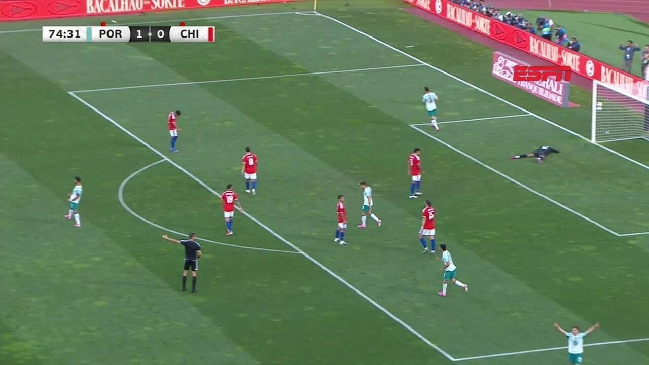 Rafael Leão e Iván Román durante amistoso Portugal x Chile
