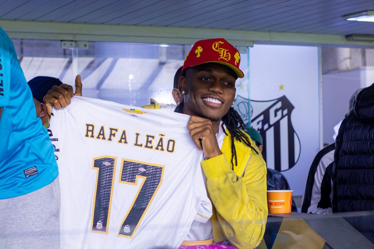 Rafael Leão na Vila Belmiro assistindo ao jogo