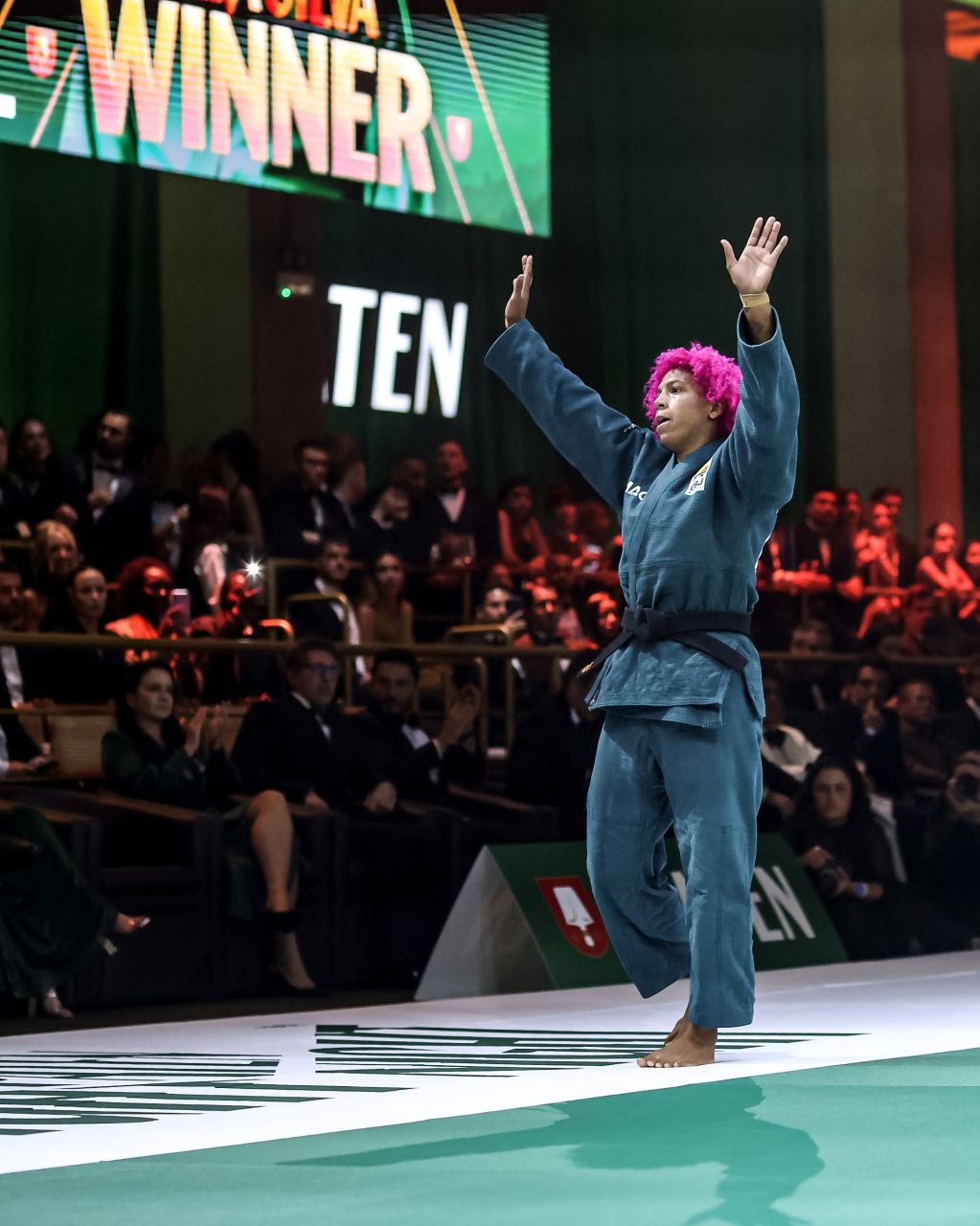 Rafaela Silva celebra vitória no Spaten Fight Night 3