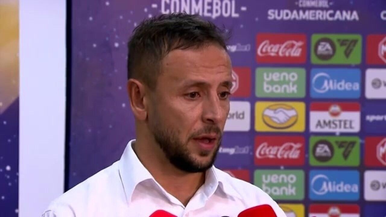 Rafinha dando entrevista no Morumbi