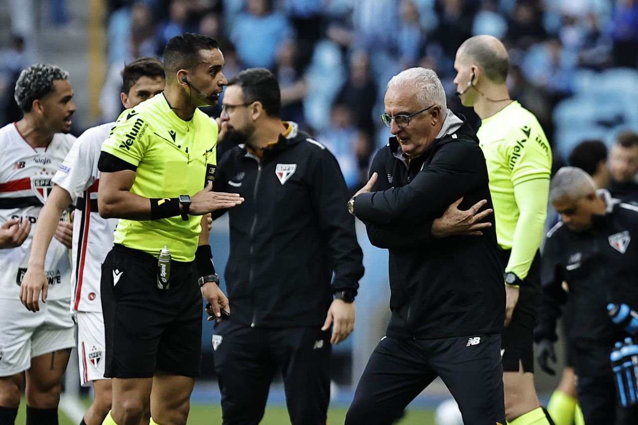 Dorival Júnior reclama com arbitragem na Arena do Grêmio