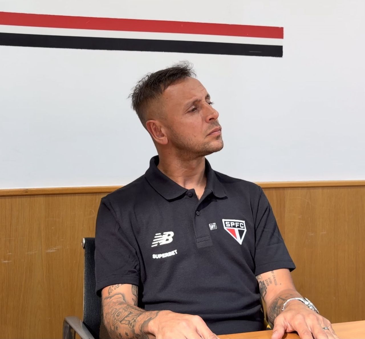 Rafinha concede entrevista no CT da Barra Funda após apresentação de reforço