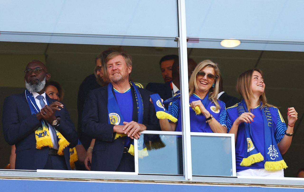 Rainha Máxima e rei Willem-Alexander no camarote durante jogo